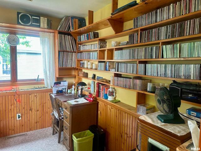 1723 PERSHING Boulevard, Clinton, IA 52732