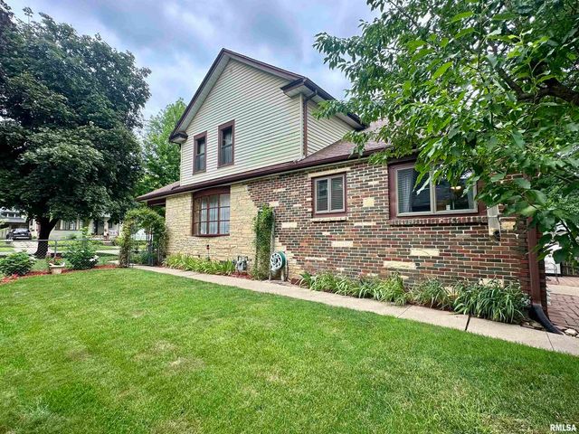 1723 PERSHING Boulevard, Clinton, IA 52732