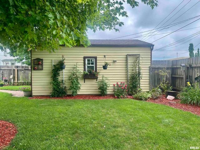 1723 PERSHING Boulevard, Clinton, IA 52732