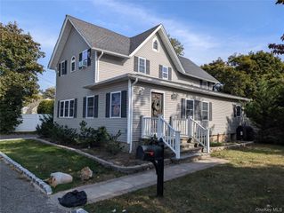 12 Maple Court, Bay Shore, NY 11706