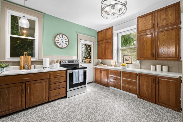 2706 OAK Street, Bettendorf, IA 52722