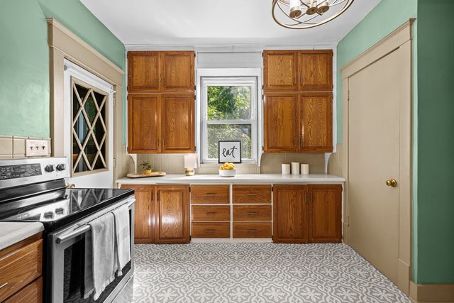 2706 OAK Street, Bettendorf, IA 52722