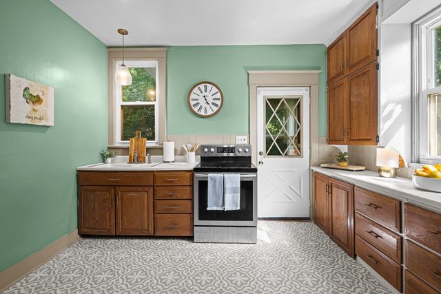 2706 OAK Street, Bettendorf, IA 52722