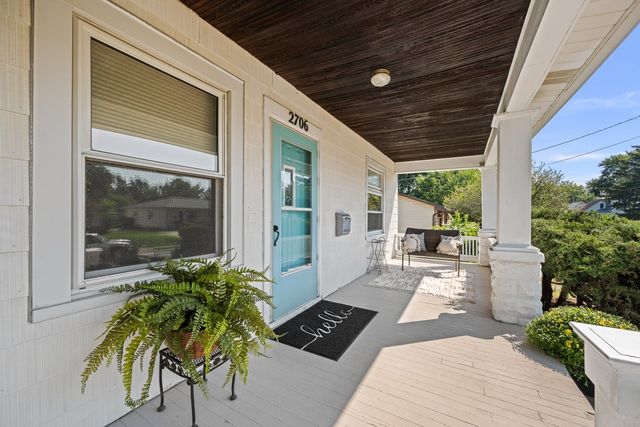 2706 OAK Street, Bettendorf, IA 52722