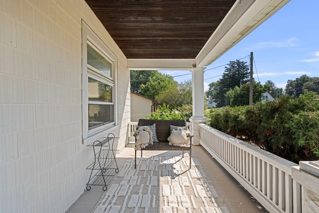 2706 OAK Street, Bettendorf, IA 52722
