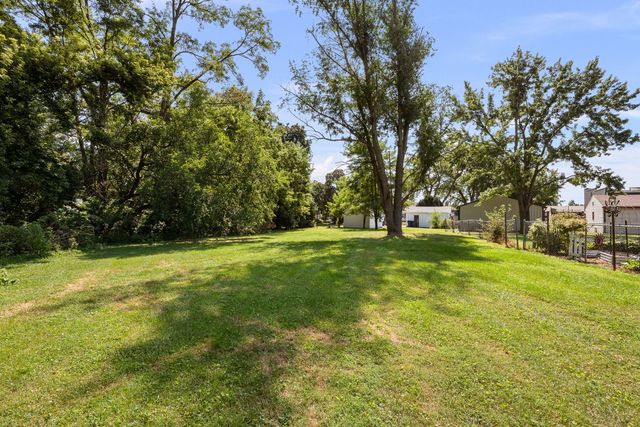 2706 OAK Street, Bettendorf, IA 52722
