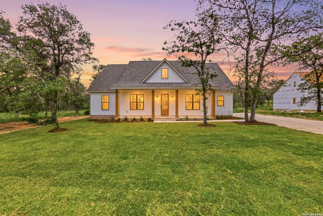 3515 County Road 676, Devine, TX 78016