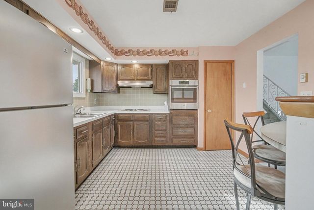 235 CIRCLE DR, Catasauqua, PA 18032