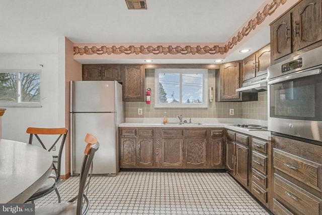 235 CIRCLE DR, Catasauqua, PA 18032