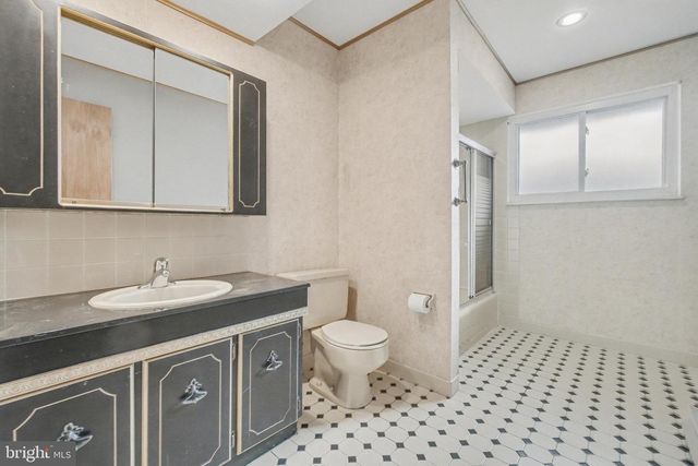 235 CIRCLE DR, Catasauqua, PA 18032