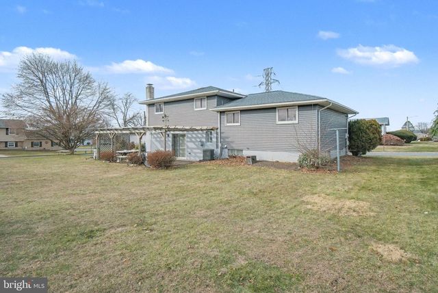 235 CIRCLE DR, Catasauqua, PA 18032