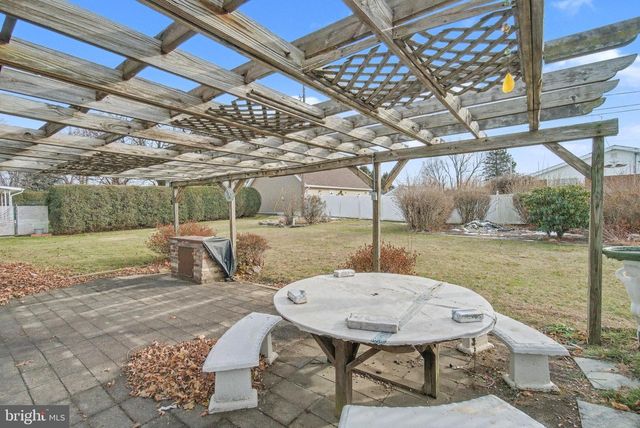 235 CIRCLE DR, Catasauqua, PA 18032