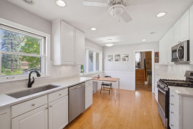 1322 Brook Lane, Glenview, IL 60025