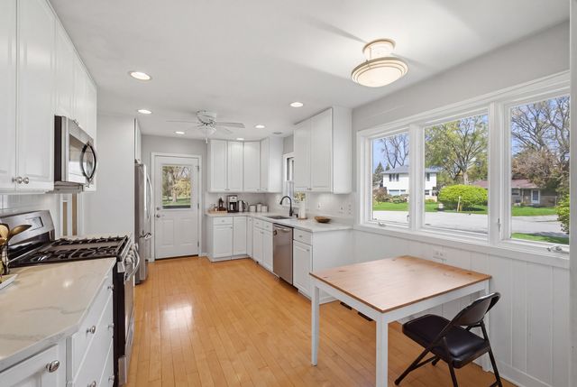 1322 Brook Lane, Glenview, IL 60025