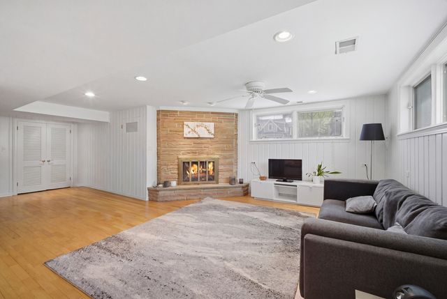 1322 Brook Lane, Glenview, IL 60025