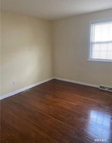 27 Manila Avenue, Woodbridge, CT 06525