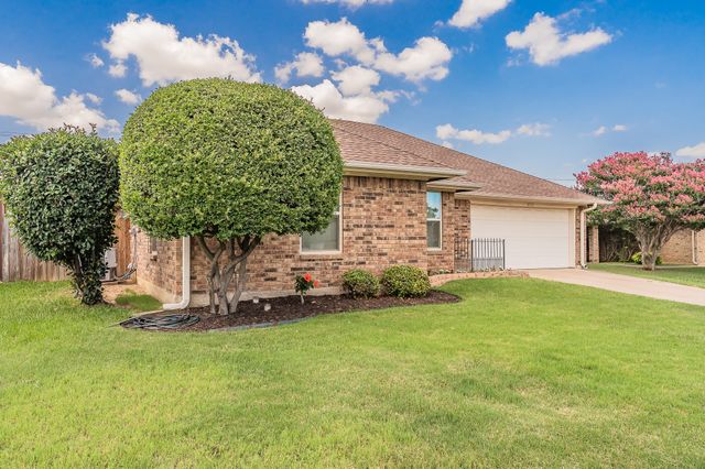 8252 Lesley Lane, Watauga, TX 76148