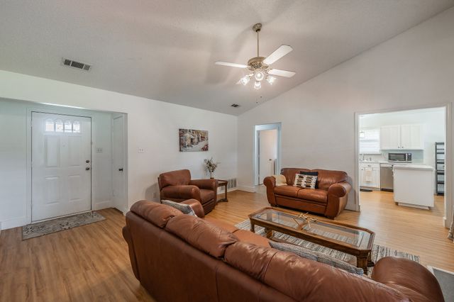 8252 Lesley Lane, Watauga, TX 76148