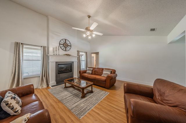 8252 Lesley Lane, Watauga, TX 76148