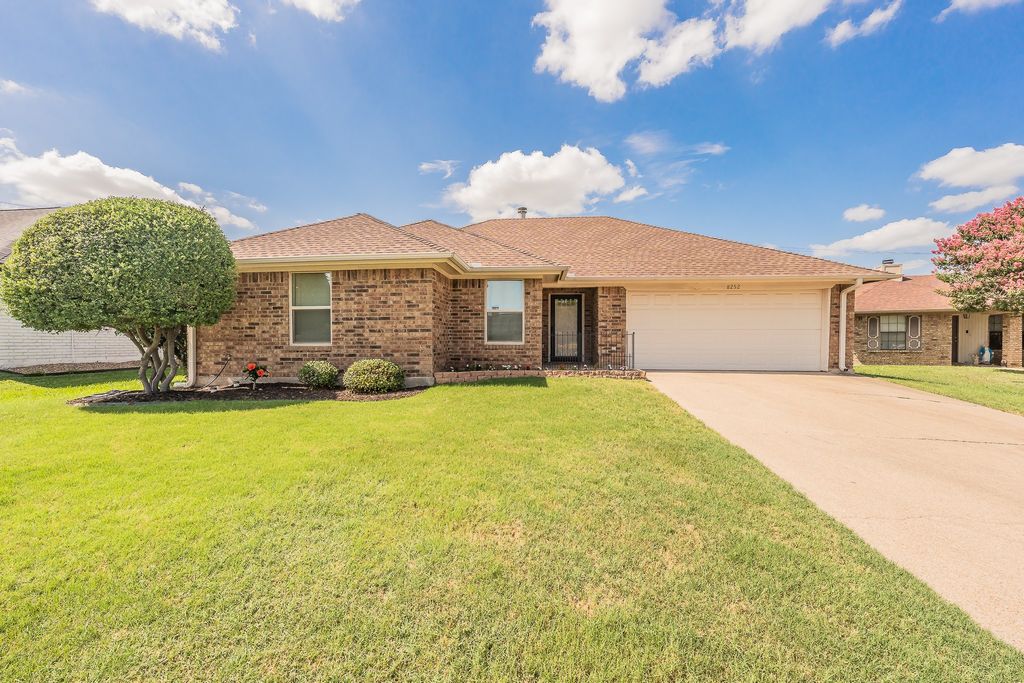 8252 Lesley Lane, Watauga, TX 76148
