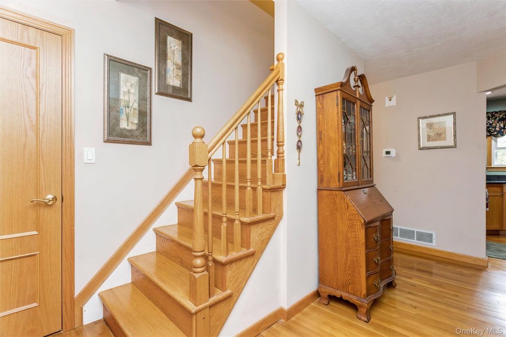 252 Buttonwood Avenue, Cortlandt Manor, NY 10567 — photo 4