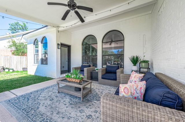 7 Hadlock Place, The Woodlands, TX 77389