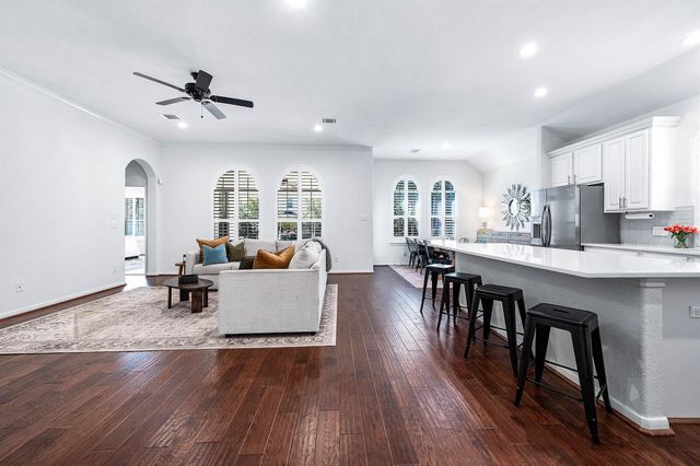 7 Hadlock Place, The Woodlands, TX 77389