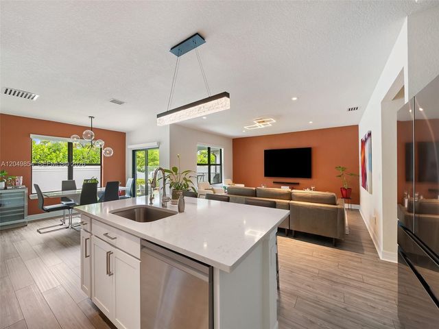 2950 Shortleaf Ave, Lauderdale Lakes, FL 33311