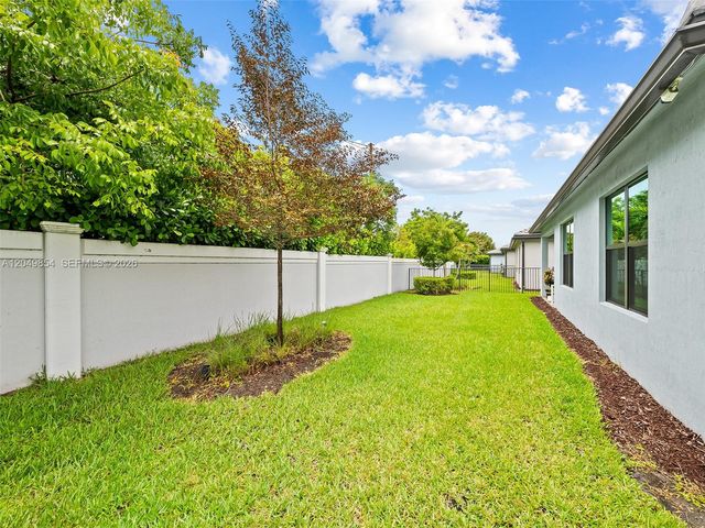 2950 Shortleaf Ave, Lauderdale Lakes, FL 33311