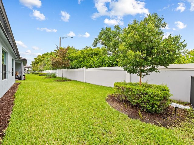 2950 Shortleaf Ave, Lauderdale Lakes, FL 33311