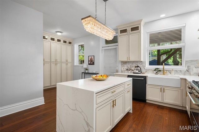 4410 Westminster Place, St Louis, MO 63108