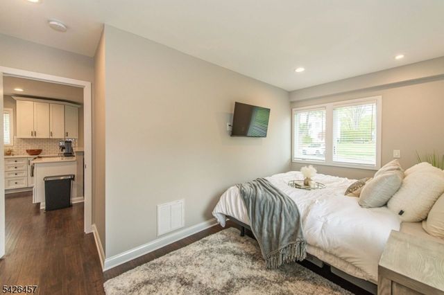 40 Bent St, Roxbury Twp., NJ 07847