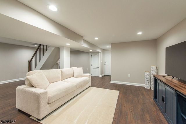 40 Bent St, Roxbury Twp., NJ 07847