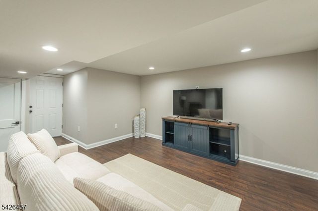 40 Bent St, Roxbury Twp., NJ 07847