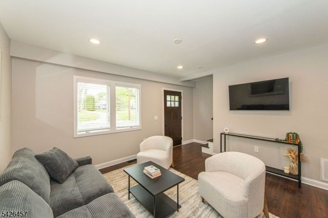 40 Bent St, Roxbury Twp., NJ 07847