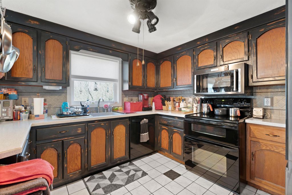 Image 12 of property listing at 27 Reed St # A, Londonderry, NH 03053
