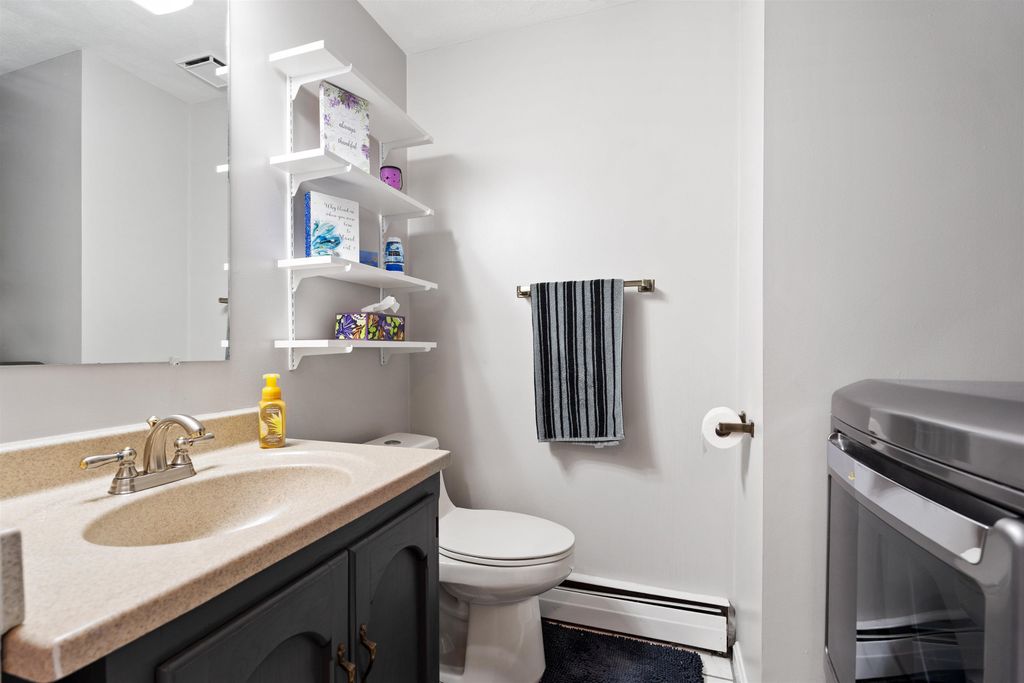 Image 4 of property listing at 27 Reed St # A, Londonderry, NH 03053