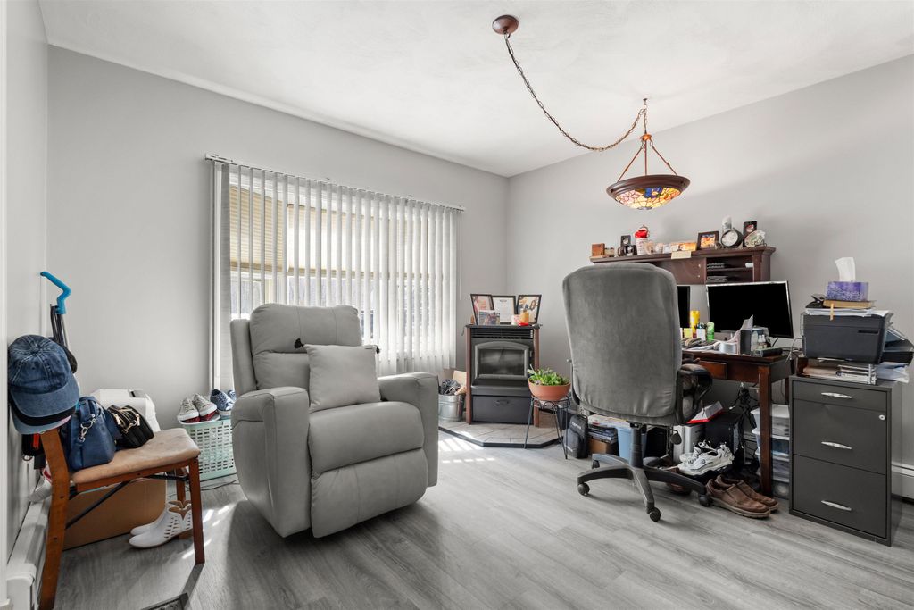Image 5 of property listing at 27 Reed St # A, Londonderry, NH 03053