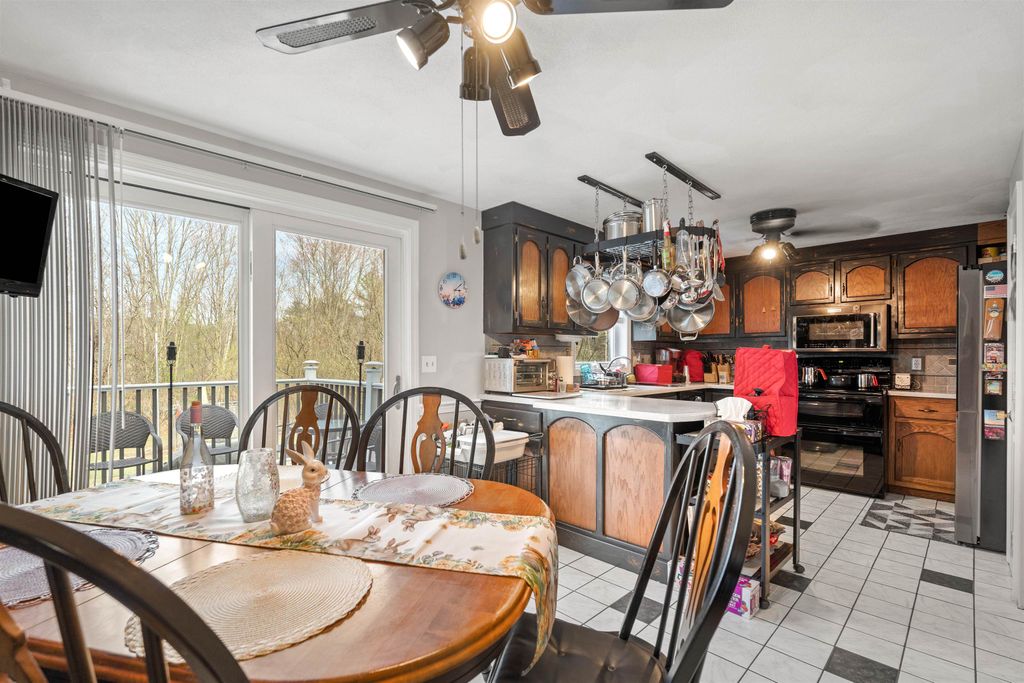 Image 10 of property listing at 27 Reed St # A, Londonderry, NH 03053