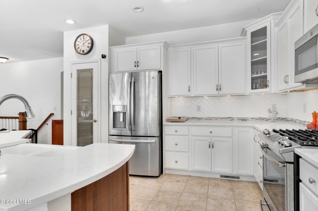 9 Linden Park Drive, Halfmoon, NY 12065