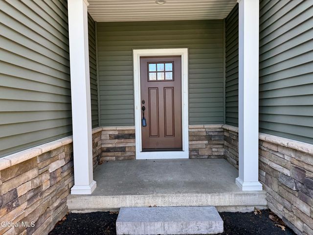 9 Linden Park Drive, Halfmoon, NY 12065