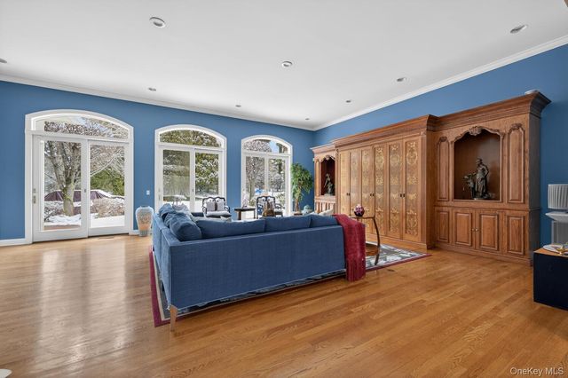 1 Hunting Lane, Old Westbury, NY 11568