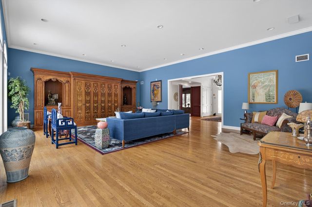 1 Hunting Lane, Old Westbury, NY 11568