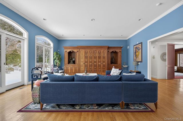 1 Hunting Lane, Old Westbury, NY 11568