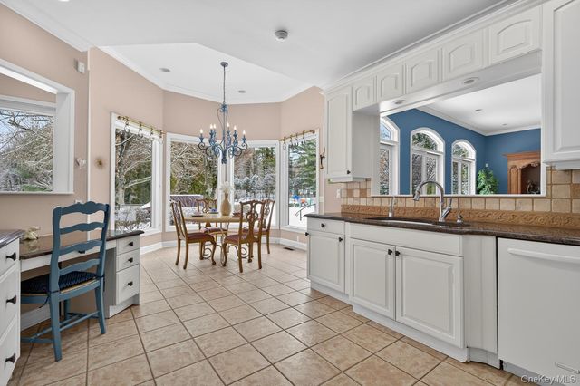 1 Hunting Lane, Old Westbury, NY 11568