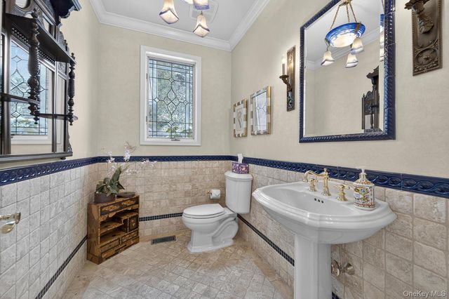 1 Hunting Lane, Old Westbury, NY 11568