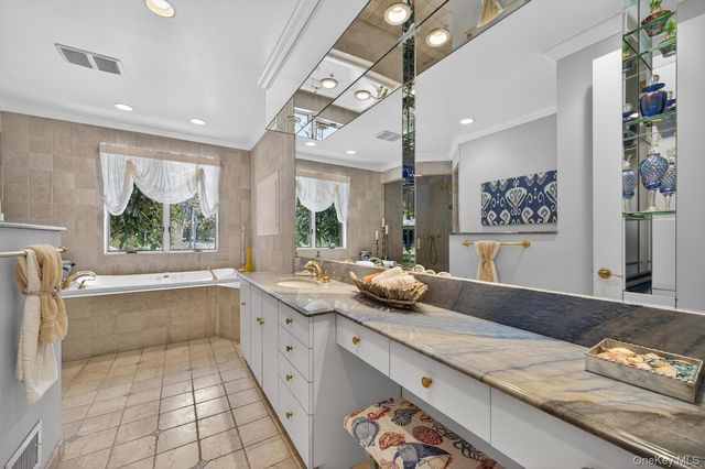 1 Hunting Lane, Old Westbury, NY 11568