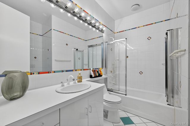 1 Hunting Lane, Old Westbury, NY 11568