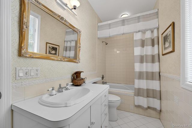 1 Hunting Lane, Old Westbury, NY 11568