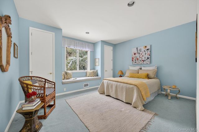 1 Hunting Lane, Old Westbury, NY 11568